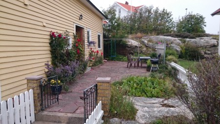 Stensatt uteplats i skuggläge.