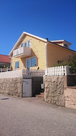 Insynsskyddat läge från gatan.