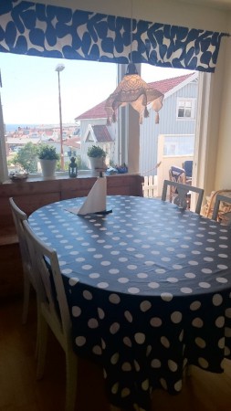 Matbord med utsikt till Hållö.